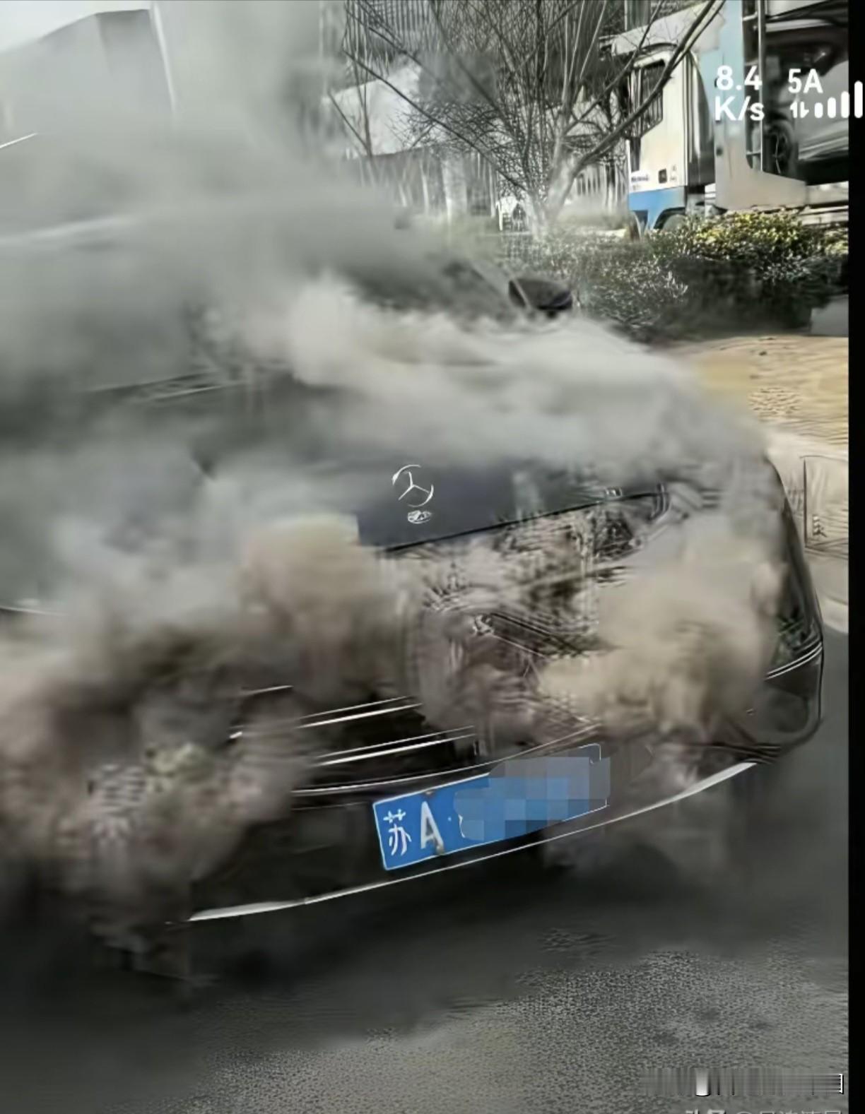 这车怎么也自然了，网上不是很多人信誓旦旦说这种车不会自燃吗？
有很多人热衷于炒作