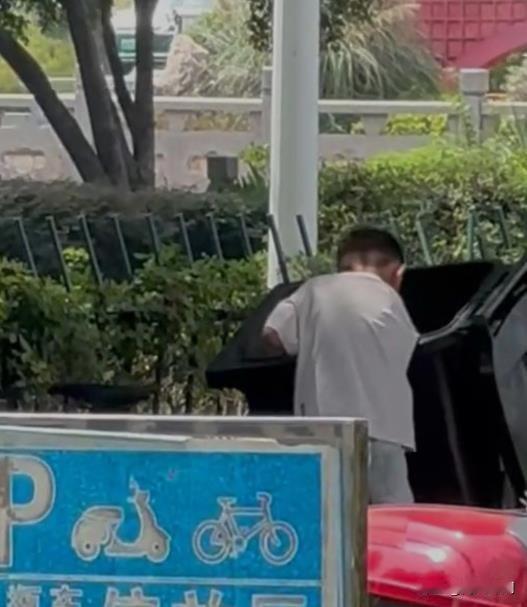 安徽滁州，一位7岁的小男孩，因写作业时的极度“墨迹”，让家中的气氛变得紧张而微妙