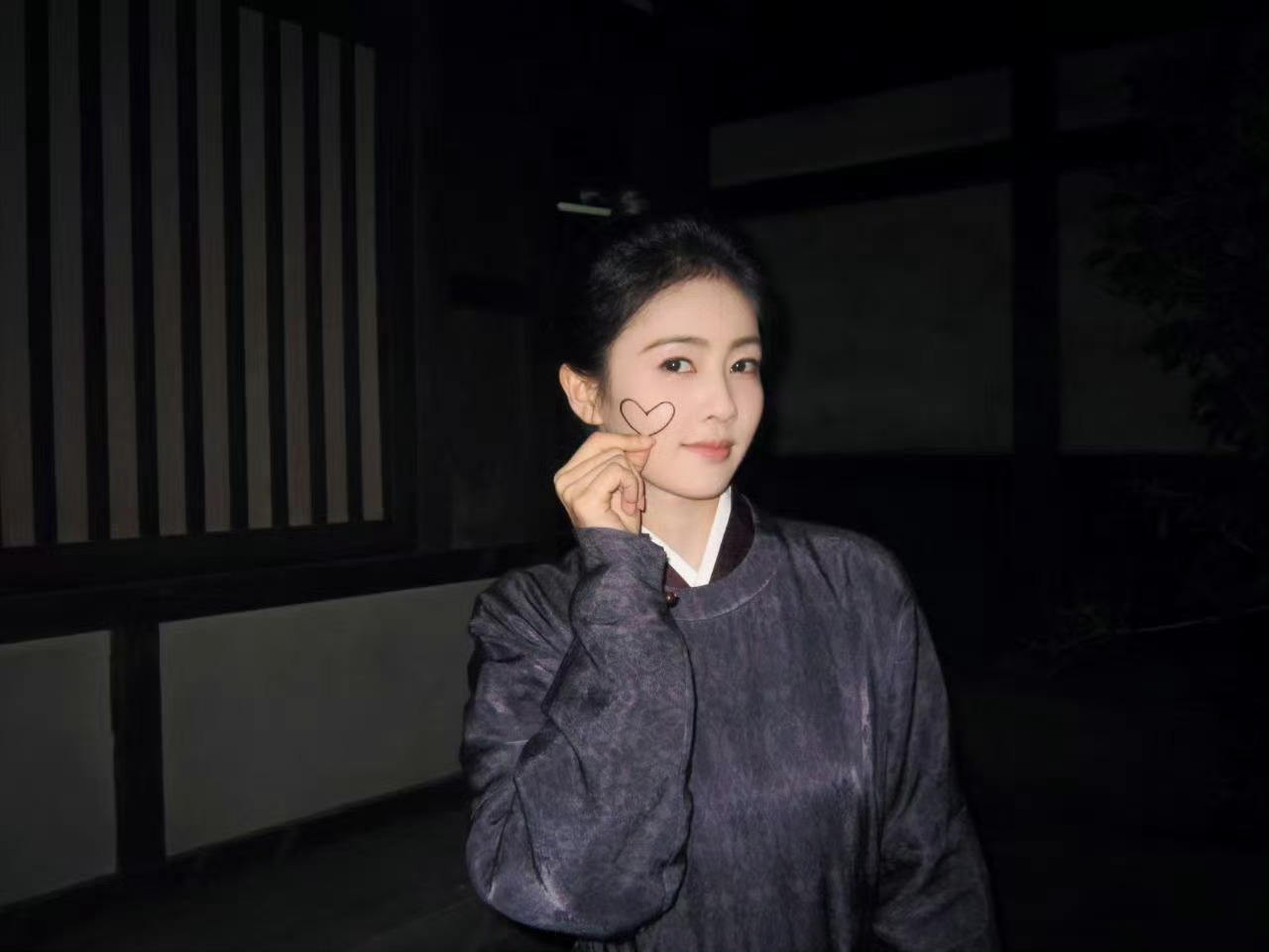此女加上一张比心朱璃叶在偷偷给我表白白鹿叶璃