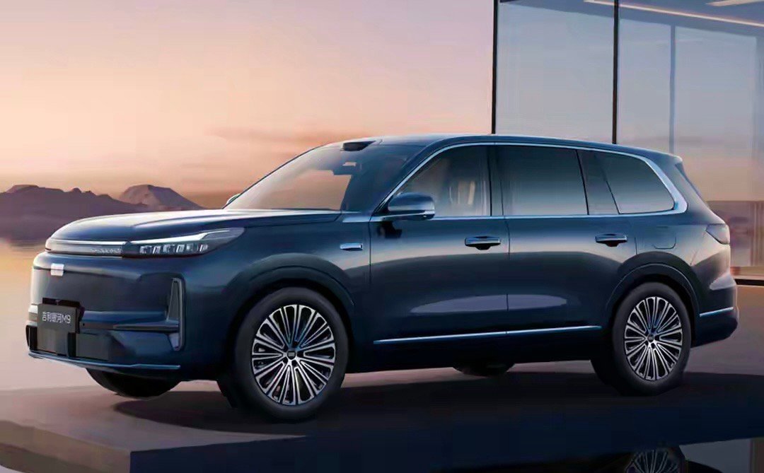 问界M9带动国产品牌发力大型SUV，“半价平替”成关键方向。深蓝S09被认为是真