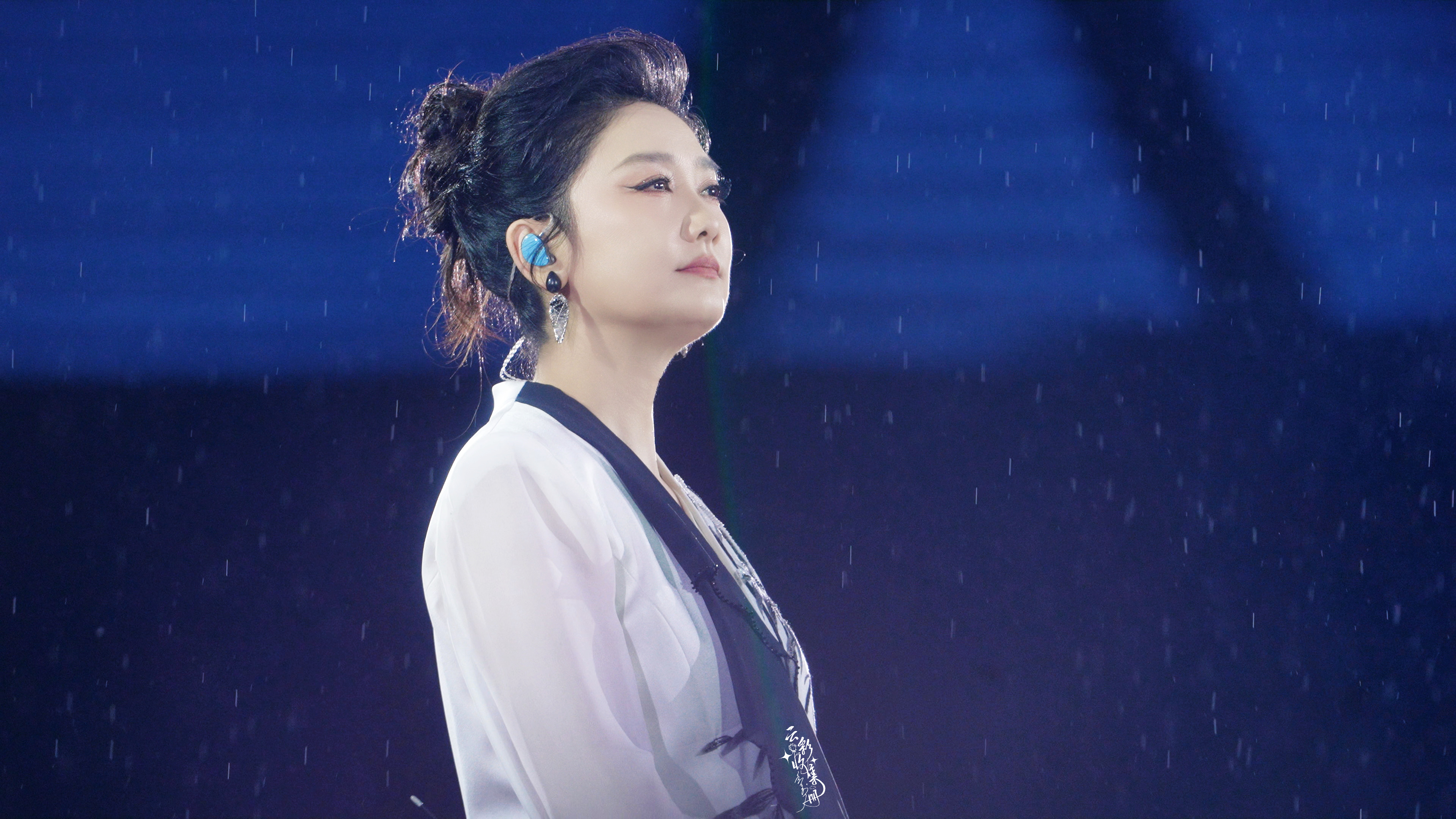 凤凰传奇主唱玲花 260801 吉祥如意演唱会成都站雨中，和你，最浪漫时刻，真好