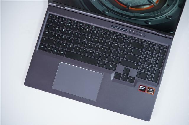 銳龍9 9955HX3D加持的最強水冷游戲本！機械革命蒼龍16 Ultra評測