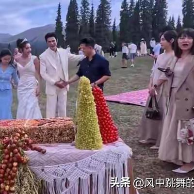🐒重庆一家三口自驾新疆随900元喜礼，吃完饭想开车赶路，却被主人家死死拦在车边