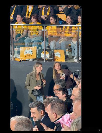 邦加尔茨和蒂默尔曼在现场观看瓦基弗和费内的对决。女排 国际排坛动态