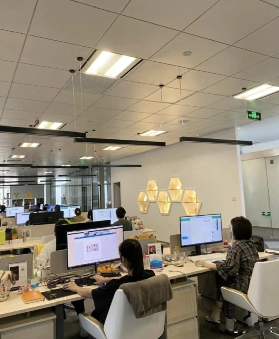 技术部一个6年前入职的员工马上第二份合同就要到期了，员工本想借着这次合同续签，把