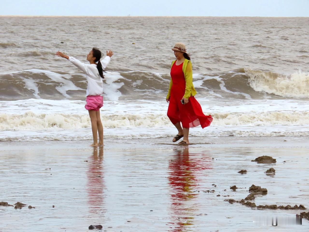 海风吹拂，海浪翻涌