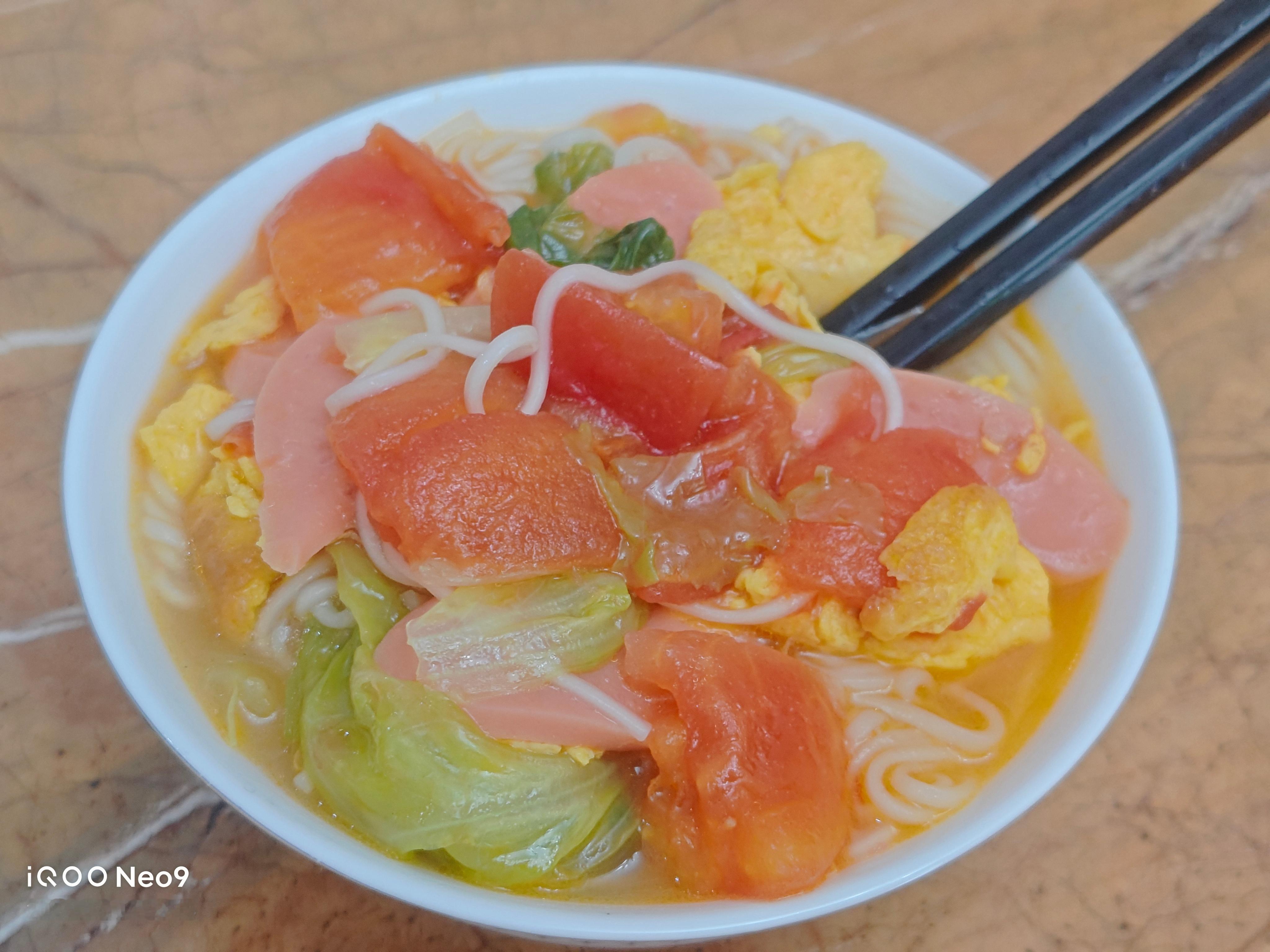 西红柿鸡蛋火腿生菜面昨天早上面，中午面，晚上面今天早上面，中午面不出意外晚上还是