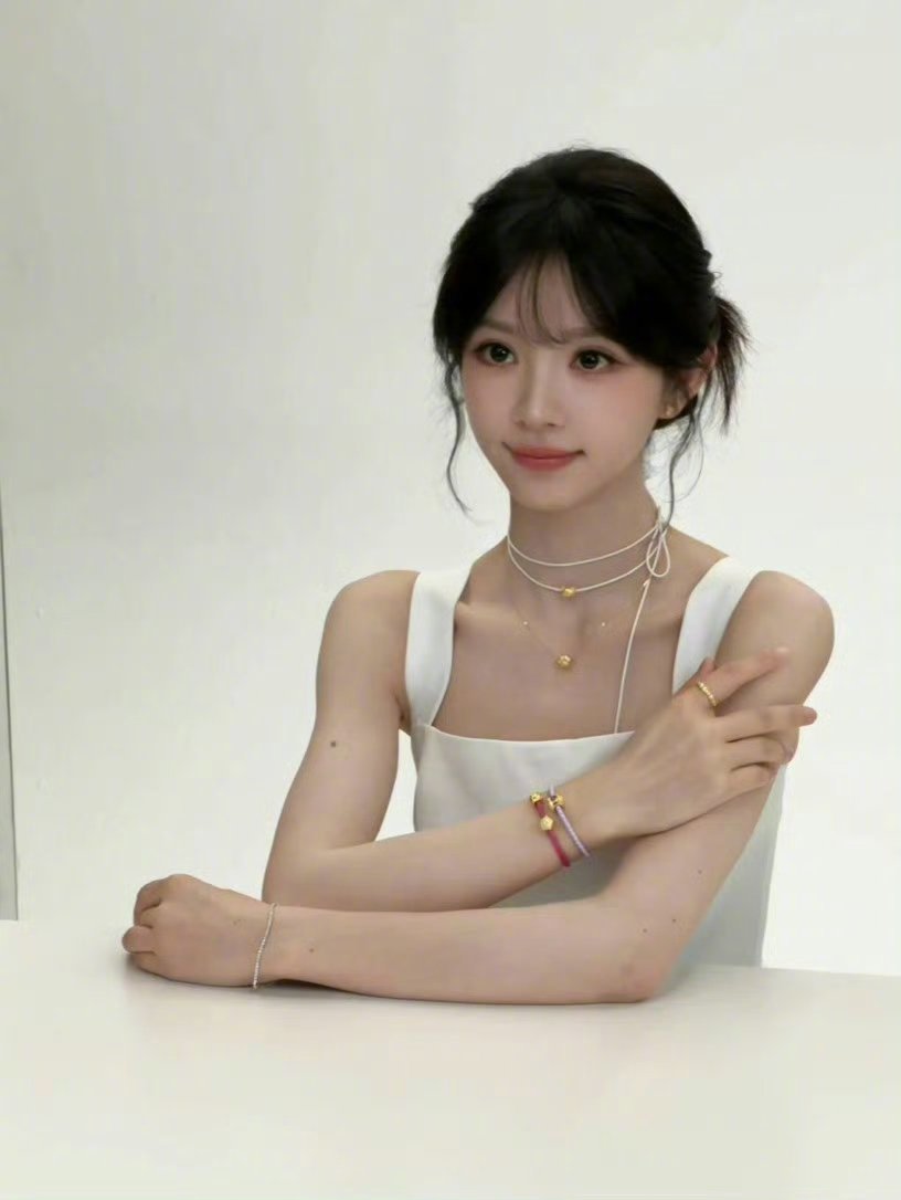 田曦薇白茶甜妹妆容田曦薇白茶系温柔甜妆，淡妆加持颜值暴击，甜而不腻，氛围感直接拉