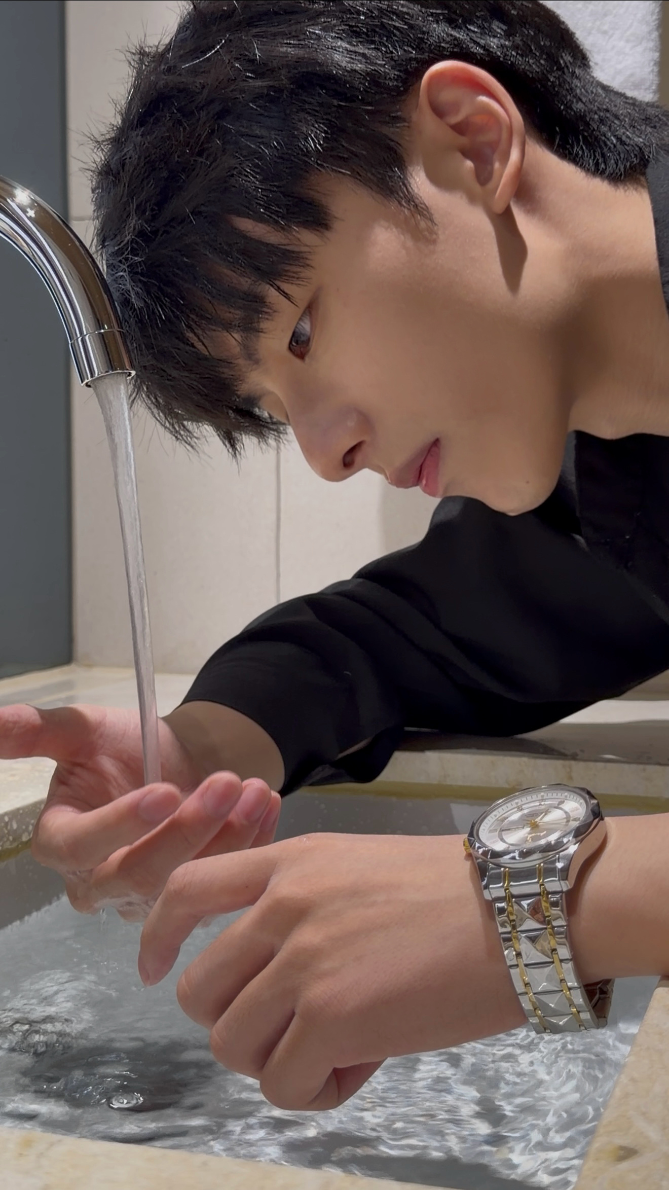 小狗喝水 