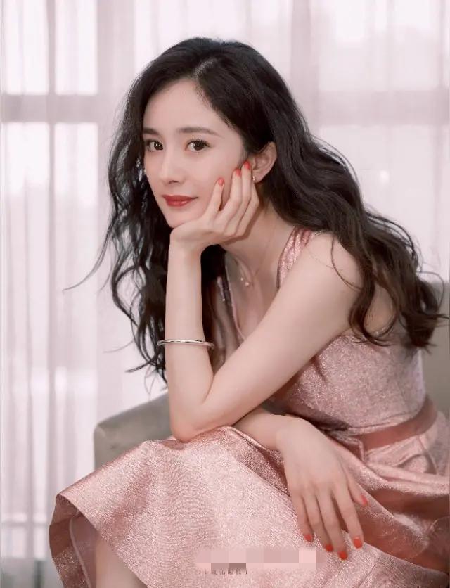 无论别人如何评价，杨幂都是非常成功的，一直在蜕变，通过不懈努力，成为自己人生的大