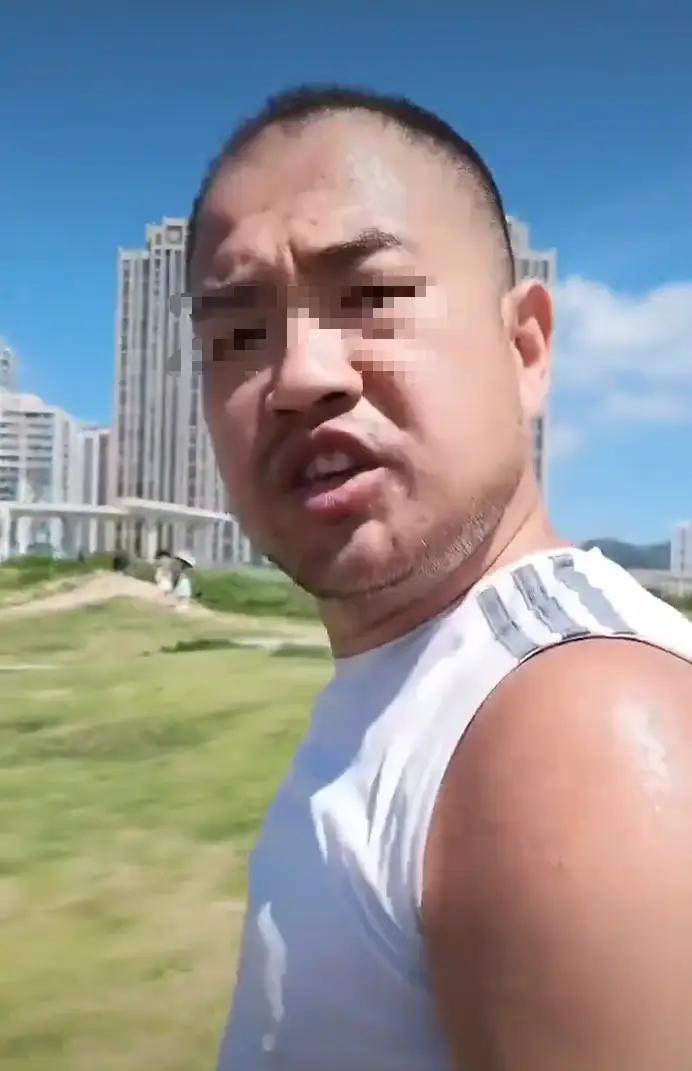 青岛海之恋公园男子辱骂游客事件，经警方立案调查后引发广泛热议。这起普通的游园冲突
