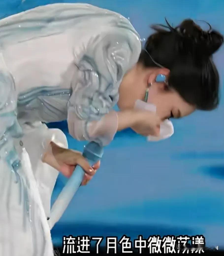 玲花演唱会太让人心疼！她只是想偷着喝口水，弯着腰、蹲在台上角落，结果第二首音乐响