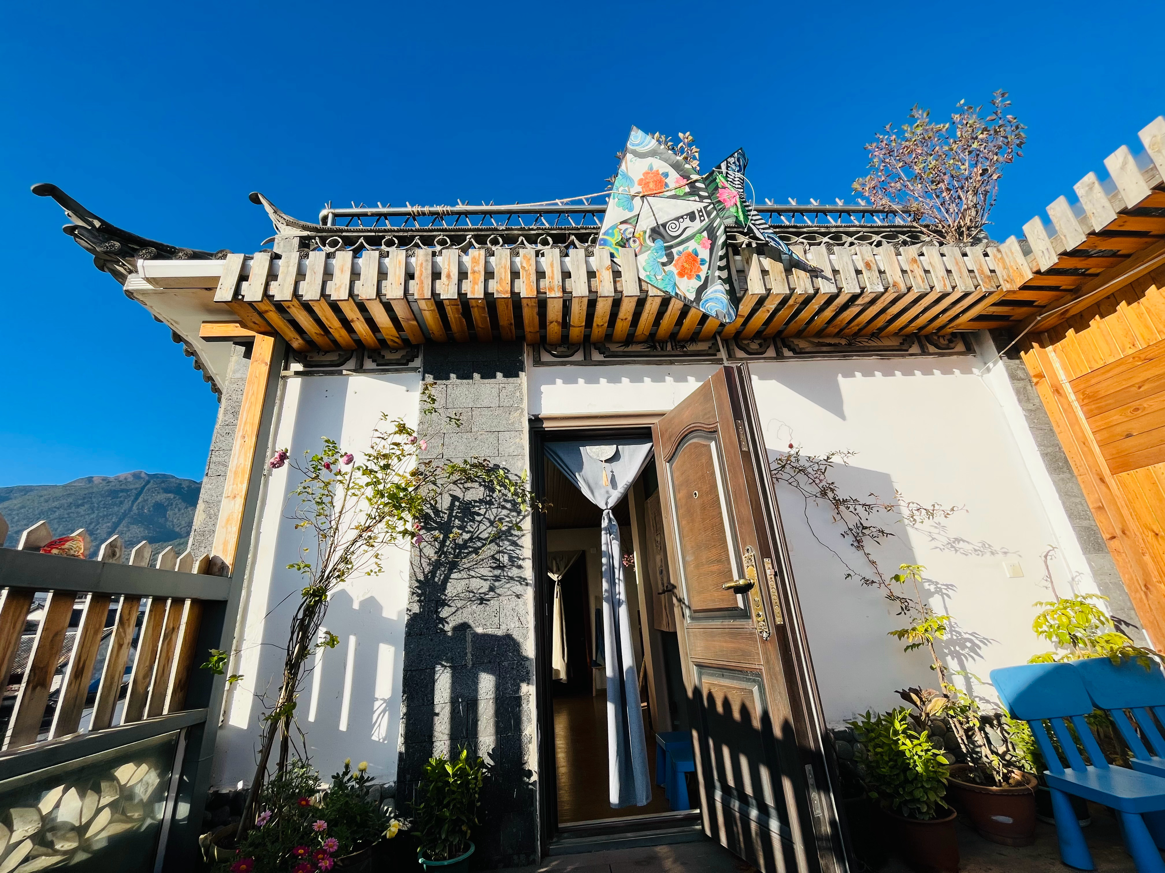 赠乘涯照拂之义常思记，未觉大理过五秋。今夜去程又相送，祝君百岁无一忧。     