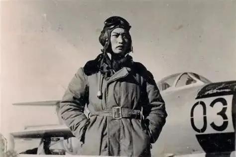 1945年，日军空军大队300多人被俘，一个少佐大胆指着伍修权的腰间：“能不能把