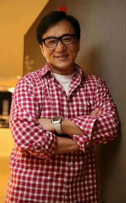 3月27日，第二届“REDGALA春日盛典”在四川峨眉山举办，70余岁的成龙现身