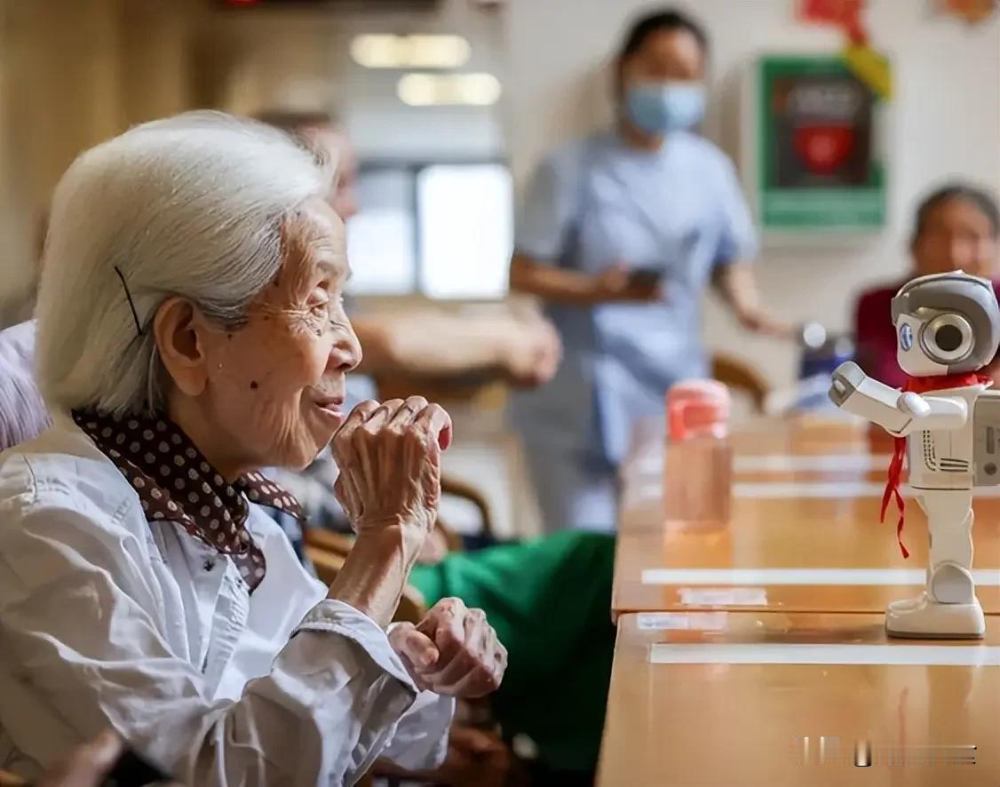 有人大胆预测：明后两年，或会有越来越多家庭，会把老人送养老院
 
长久以来，大众