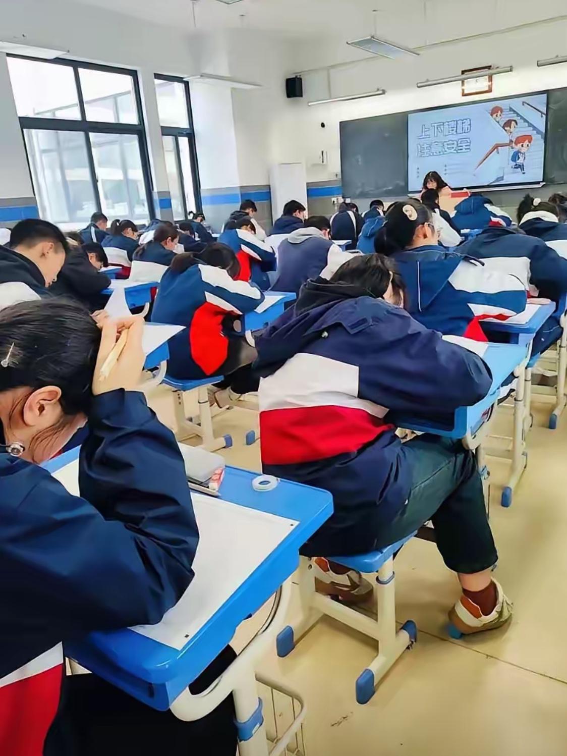 我女儿当高中老师这些年，见过无数考场里的糟心事，唯独这一件，让她红了眼眶，也让我