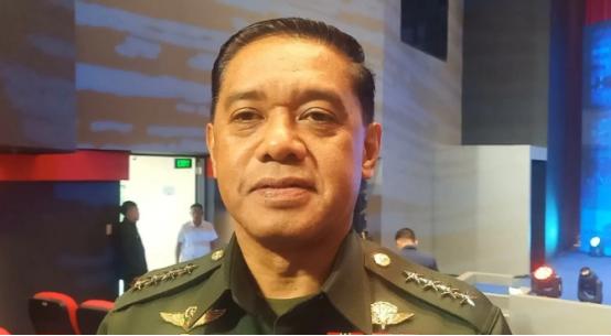 菲律宾开始“两线操作”了：军方前脚要派舰至黄岩岛，后脚又对北京开展外交行动。
 