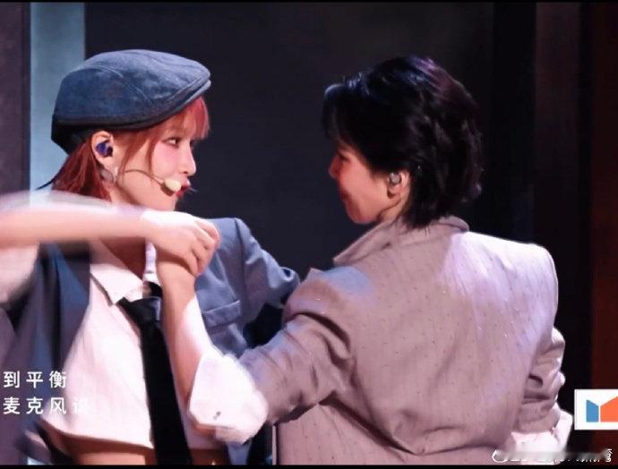 曾沛慈黄灿灿你俩在干什么谁懂啊，曾沛慈跟黄灿灿凑一起就自带笑点，别偷偷试探了，大