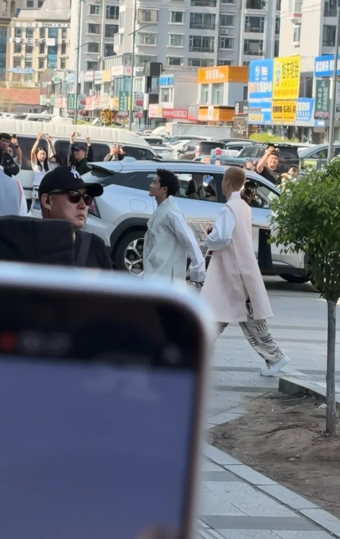 穿民族特色的鹿晗哥哥