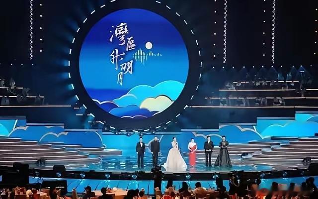 湾区升明月十分精彩，让我印象深刻的有这几位明星：刘宇宁，唱歌自带江湖感，超过原唱