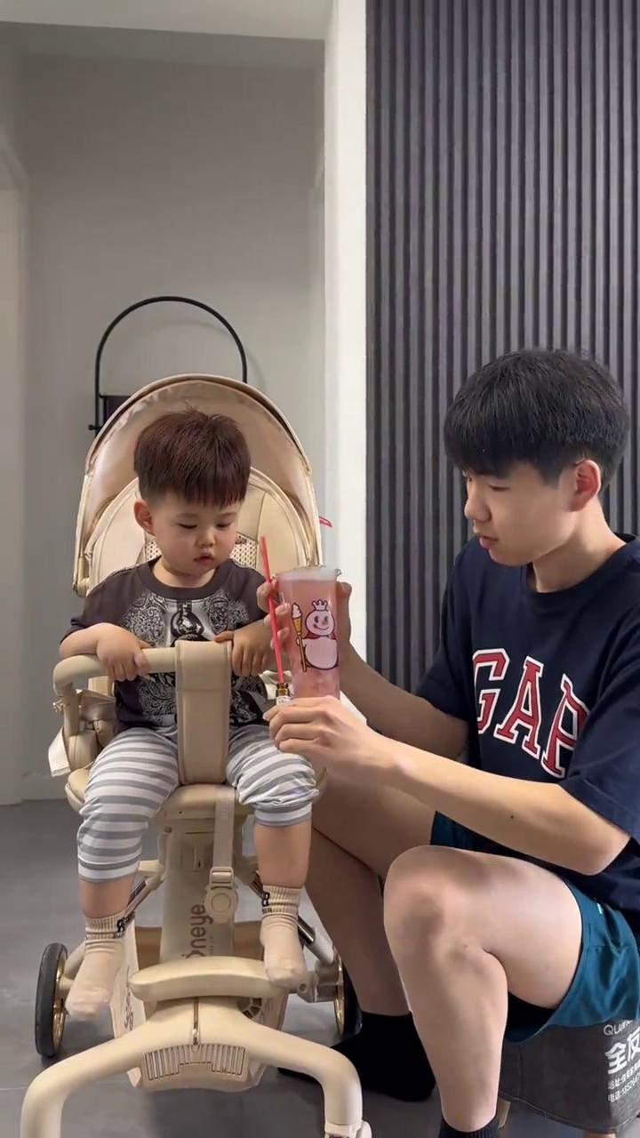 00后靠谱爹带娃现状：《儿臣饮了》。
如果真相带来痛苦，谎言只会雪上加霜。