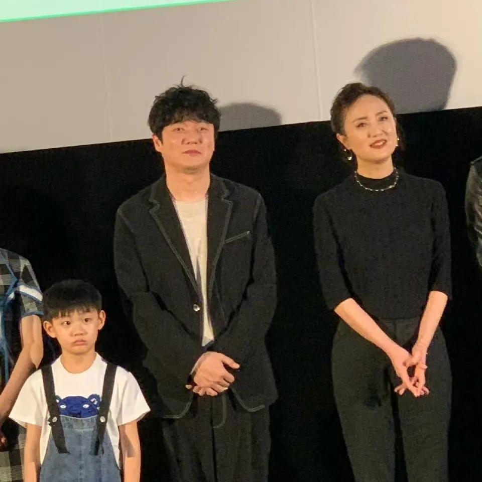 2021年，朱媛媛参加一张公开的活动，留下的照片，淑美、端庄、自然，此时她正在和