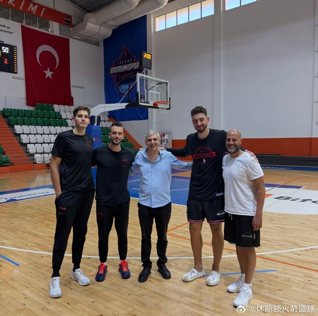 这不是来了吗？火箭总经理斯通与申京在土耳其合影📸休斯顿火箭nba休斯顿火箭