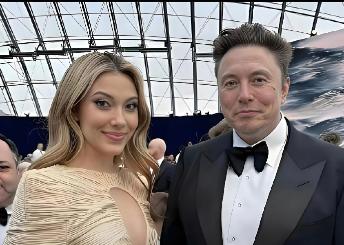 小时候的谷爱凌清秀乖巧，完全看不出混血儿的气质，和马斯克合照时却意外显露出十足的