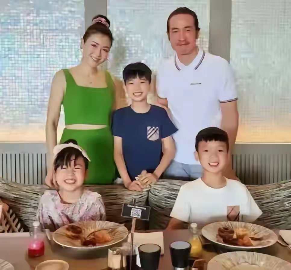 感觉陈豪高估了自己的实力，自己都不是富豪，但是让陈茵㜫以及三个孩子过的都是富豪后