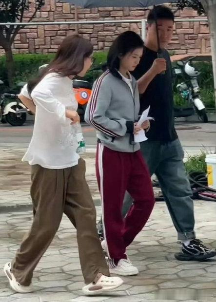 合诗雨天才女友出妆路透 合诗雨天才女友校服路透   天才女友 合诗雨 ​​​进组