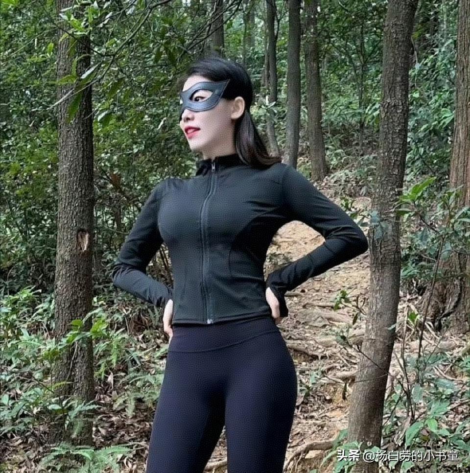 大山深处
偶遇一名女性蝙蝠侠
大白天的为什么全身夜行衣
还带面具呢
蝙蝠侠cos