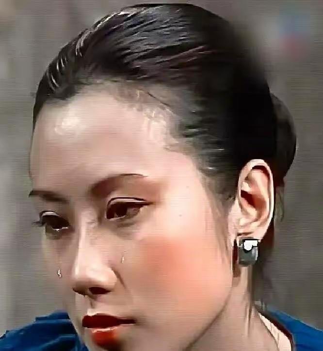 男人的审美和女人的审美是不一样的。年轻的汪明荃和现在的汪明荃，在我眼里就是漂亮的