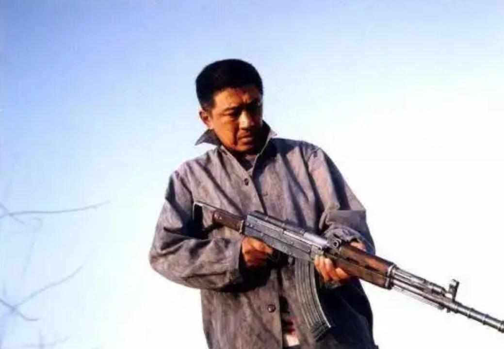 演员丁勇岱说：“2000年的时候，在北京站要进站，一个警察瞅见我，冷不丁就做出掏