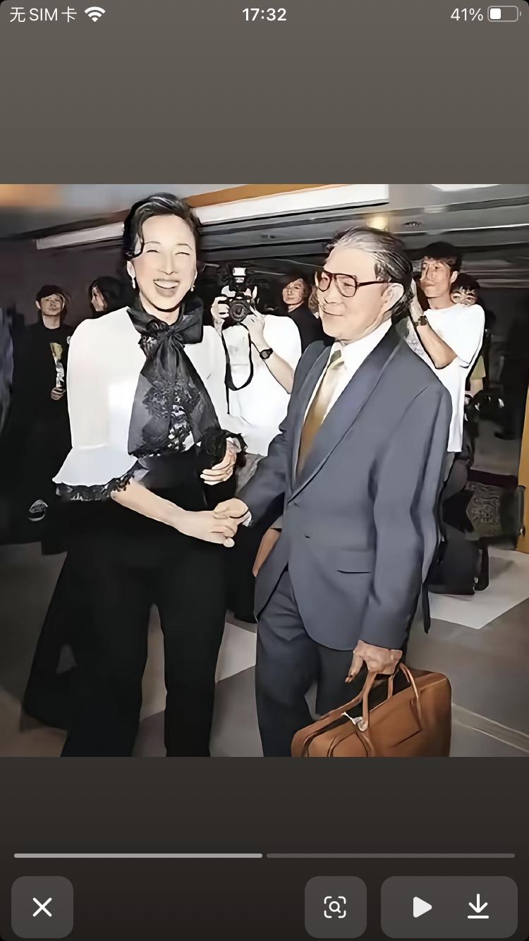 离婚后的霍震霆与前妻朱玲玲再见面时的一幕