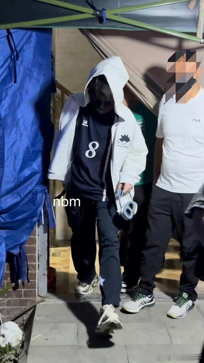 王橹杰头发王橹杰我们的少年时代2下班路透，头发确实没啥变化，虽然戴着口罩但看轮廓