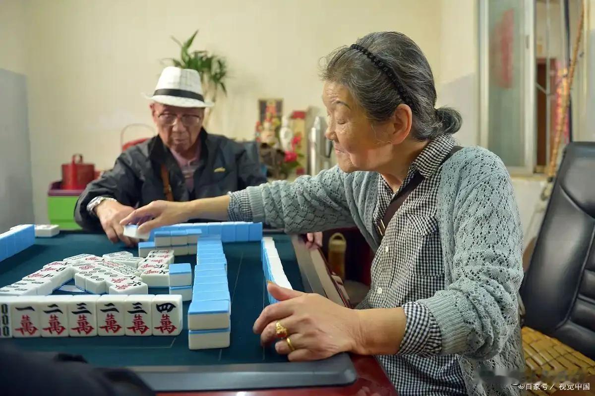 打牌全程要不停琢磨牌势、揣测对手，大脑一刻得不到放松。遇上胡大牌、频频点炮时，情
