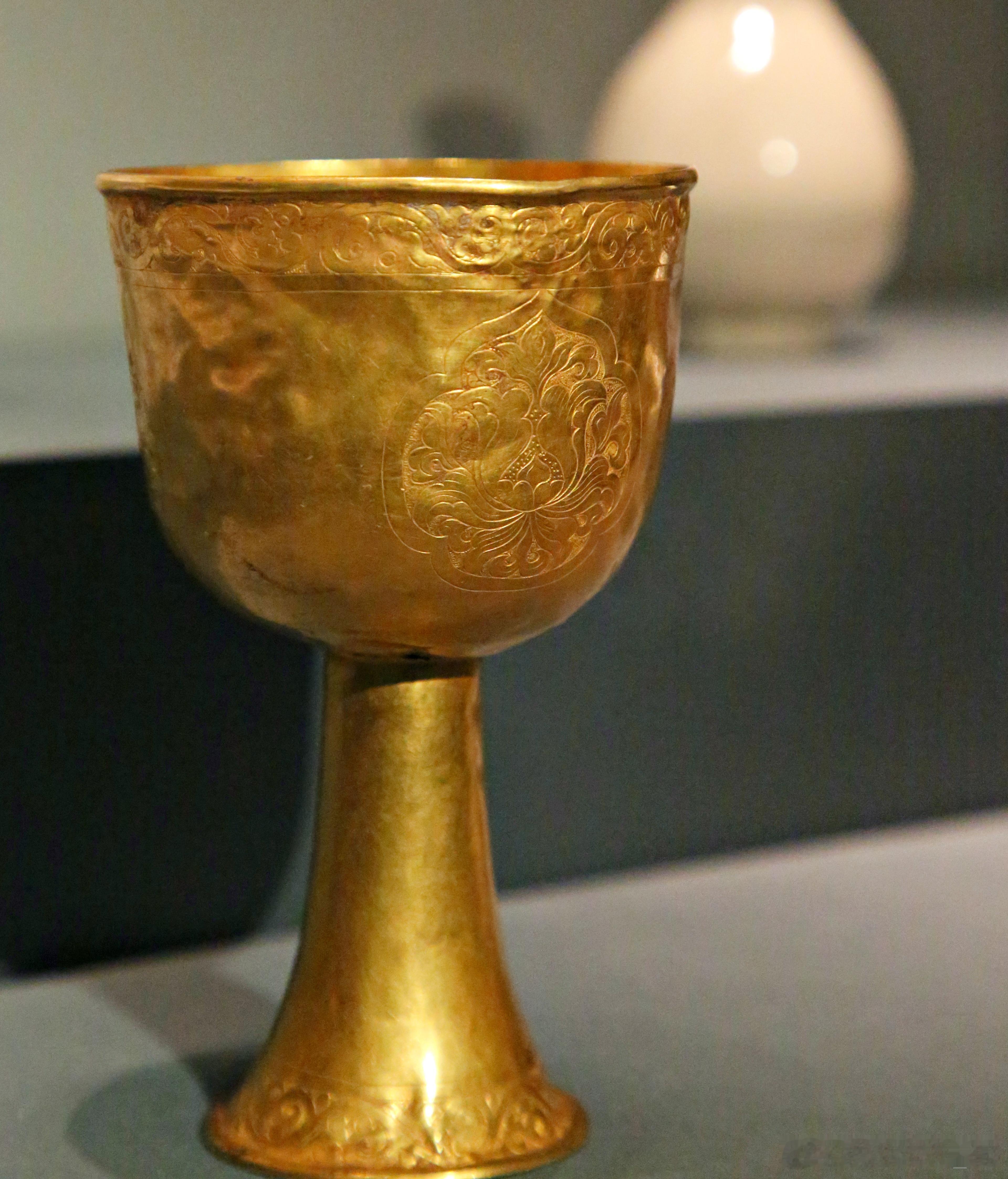 錾花高足金杯金（公元1115-1234年）首都博物馆藏西城区月坛南街出土。圆底圆