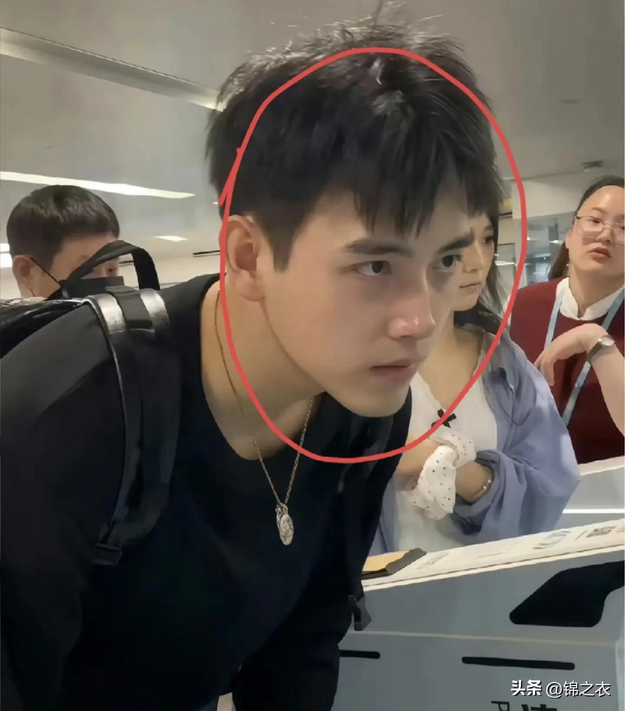 不可否认，陈飞宇的父母确实给他助过力，但是他自己也很优秀，自身业务实力在那摆着。