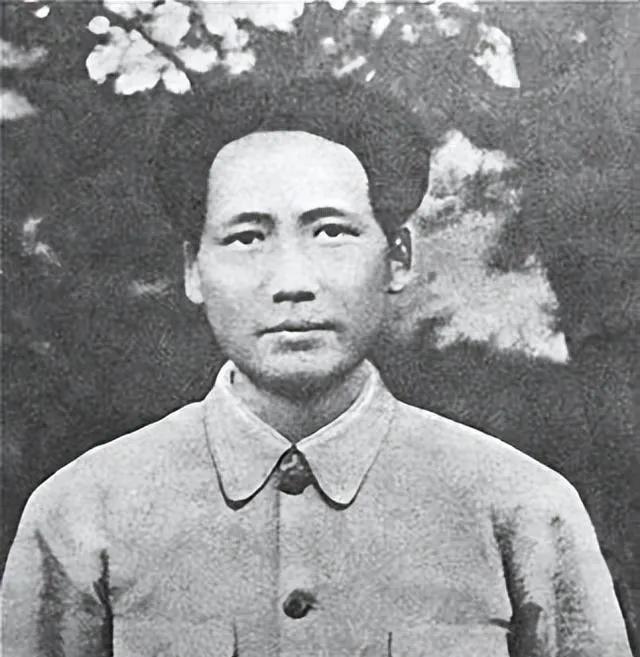韶山冲一间私塾里，先生在上头摇头晃脑念《论语》，底下一个孩子，把经书端端正正立在