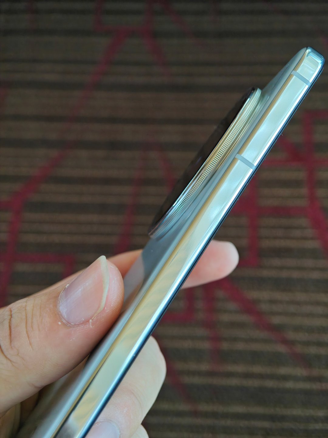 X200这种似白非白的颜色真好看。 ​​​