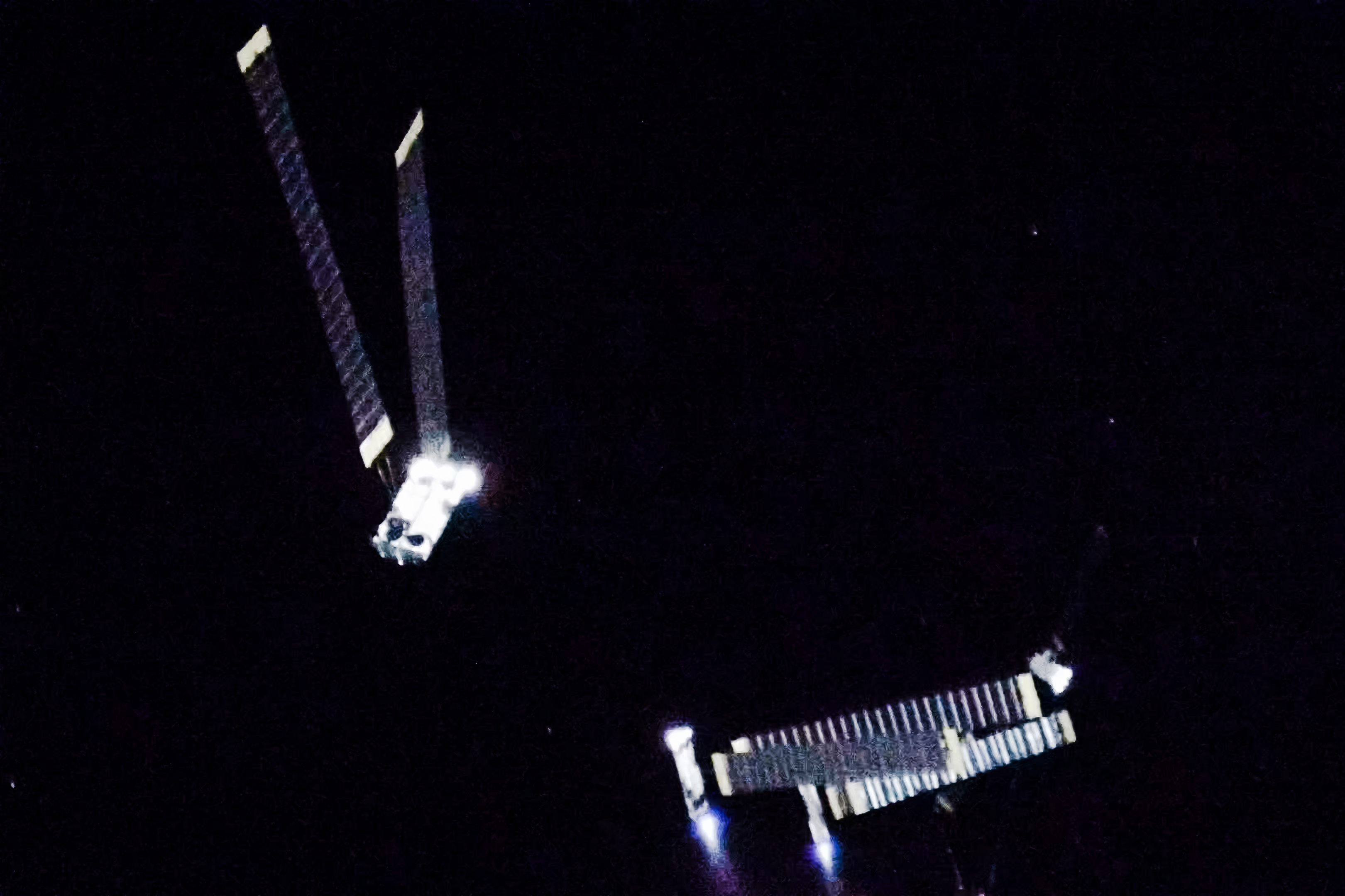 SpaceX首批星链V3卫星成功展开太阳能电池板，启动推进器，利用无线电频率和激