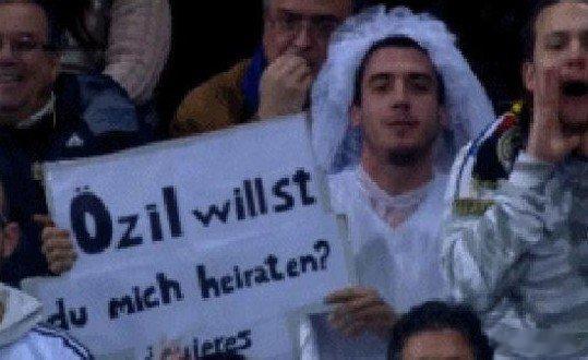 【皇马男球迷求婚厄祖】或许是加泰罗尼亚媒体的一个视频彻底激活了皇马人内心的热情，