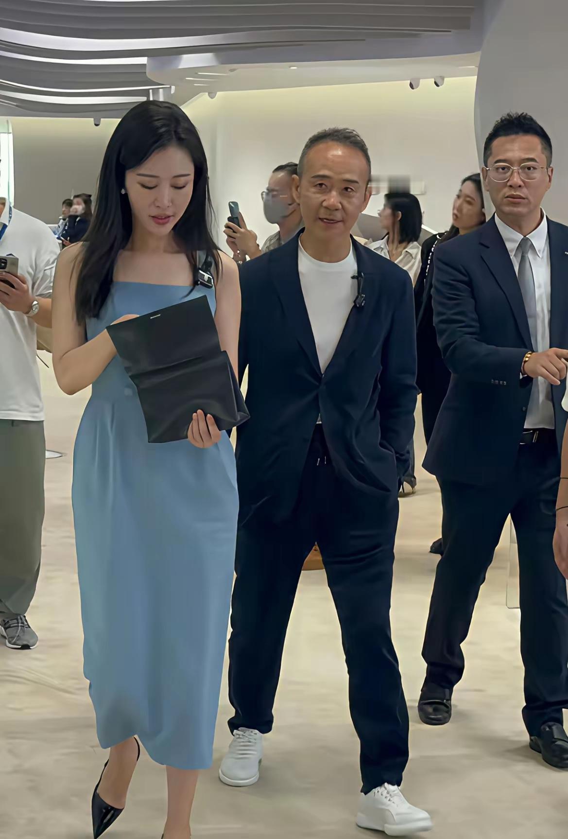 前段时间网上传王先生跟田小姐的婚事。
有网友说，你们只注意到他们俩的年纪差距，却