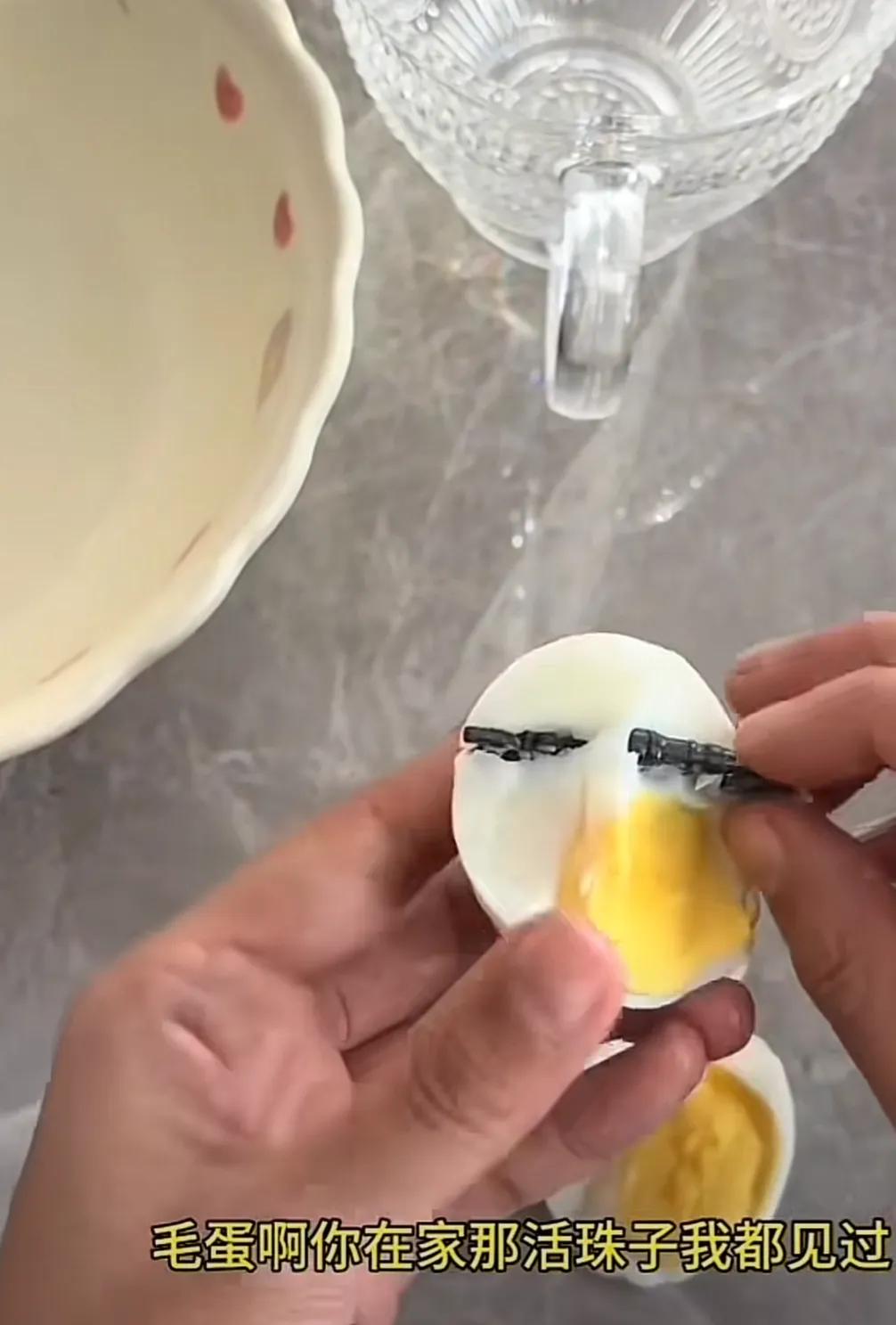 现在的鸡蛋🥚也有假的吗？一位博主在网上晒出了一枚煮熟的鸡蛋，拨开壳后，发现里面
