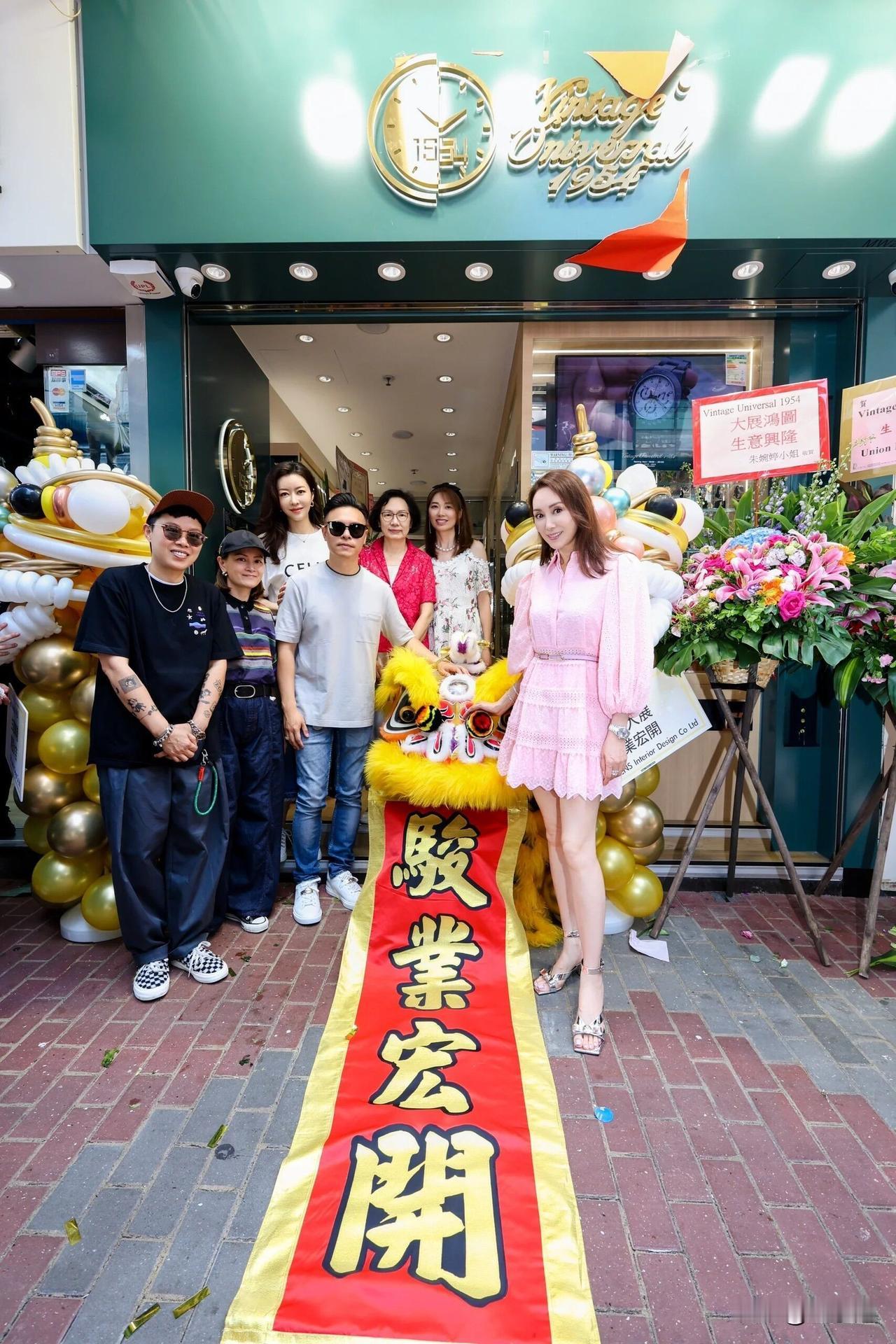 熊黛林新店开业，全家都来庆贺，唯独姐夫林文龙缺席。
熊黛林和郭可颂的钟表店新开业