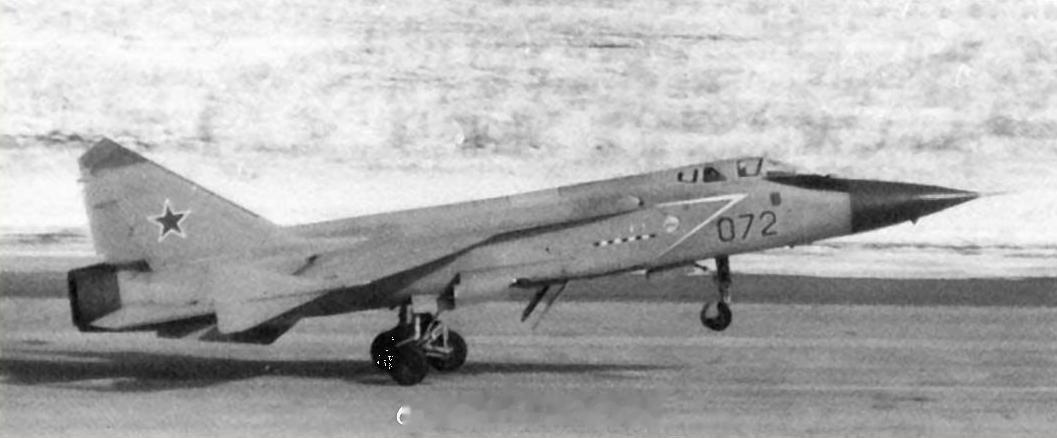 专门用来打太空轨道目标的MiG-31D，对天拦截作战也需要地面的航天测控系统进行