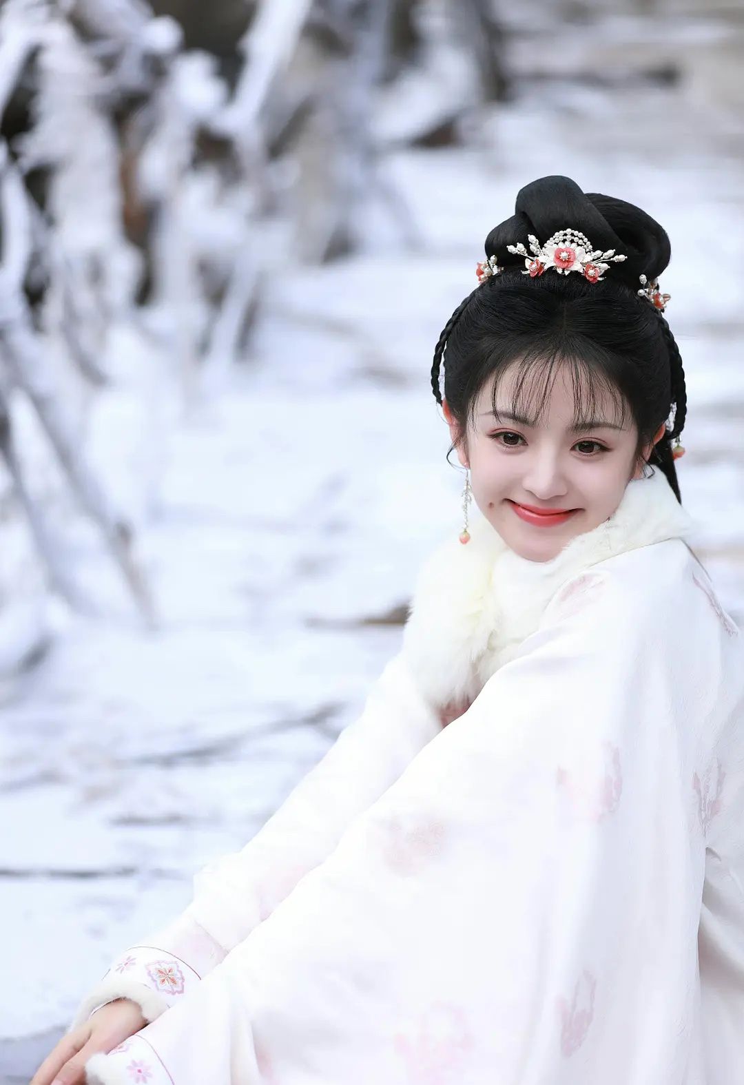 推荐下我很喜欢的青年演员#田曦薇# 。说实话，我认识的新生代女演员中，能够古装、