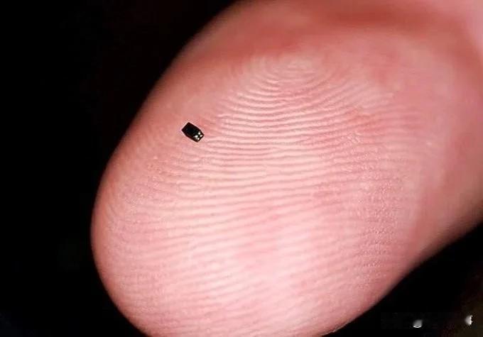 世界上最小的照相机
你知道最小的摄像机是多大吗？
呵呵，你的指甲盖上可以放几十个