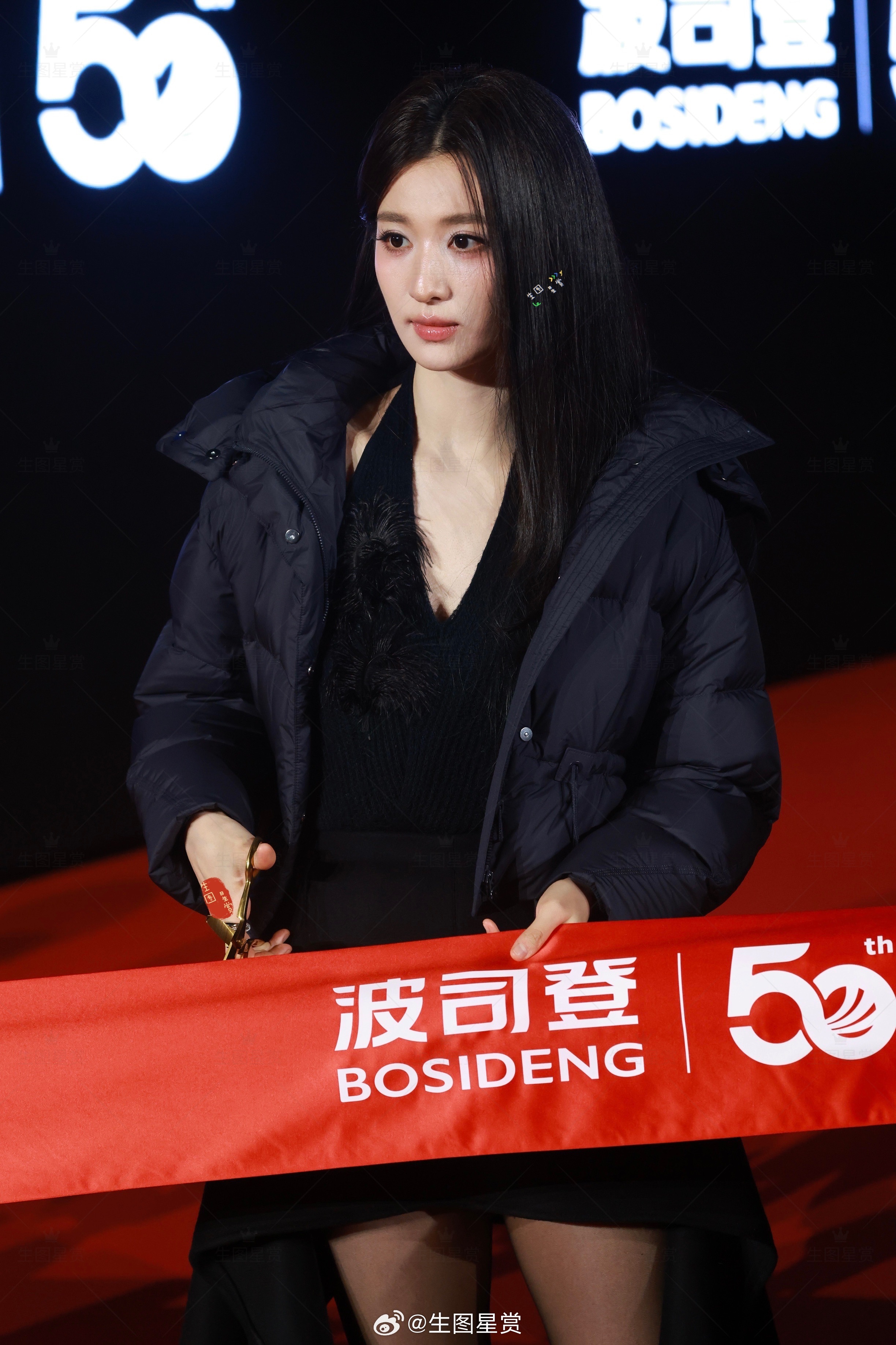 王楚然身穿羽绒服，天生丽质难自弃[手指比心]今天波司登剪彩生图掉落王楚然 一生要